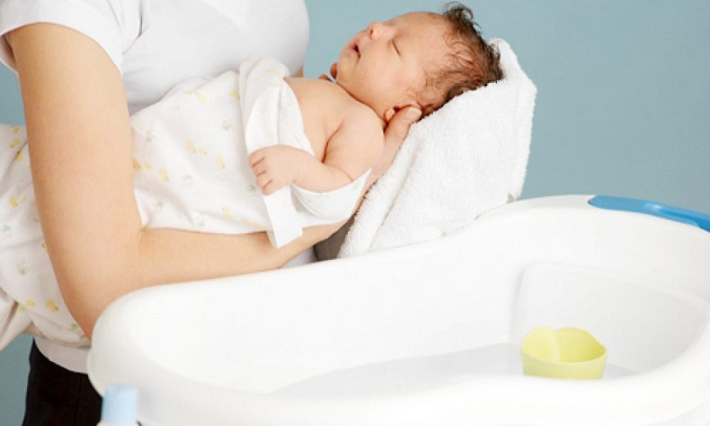 Hướng dẫn tắm bé sơ sinh đúng cách cho người mới bắt đầu